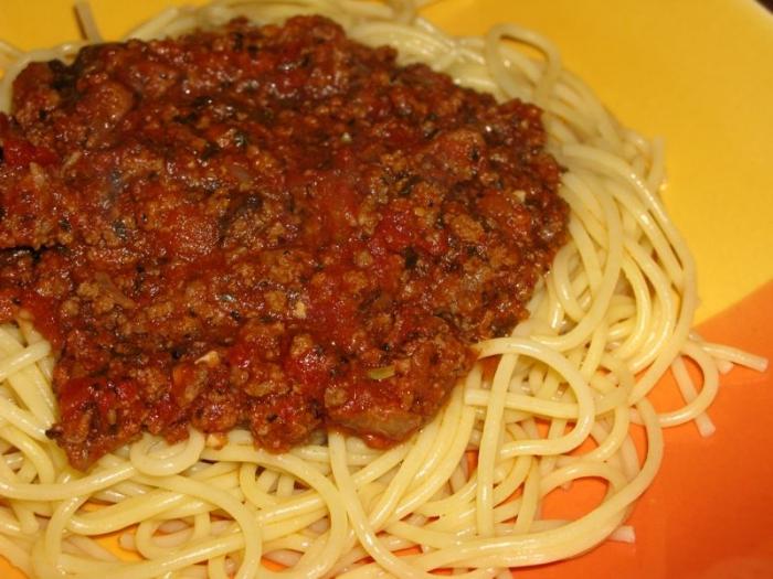 Vienkāršs mērces spageti recepte
