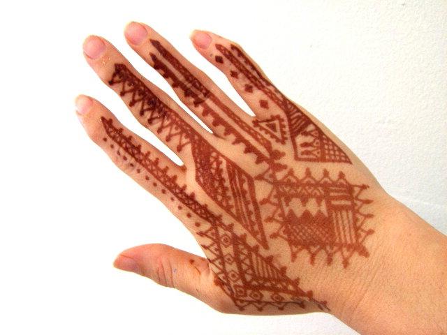 Kā henna tiek izgatavota tetovējumiem mājās