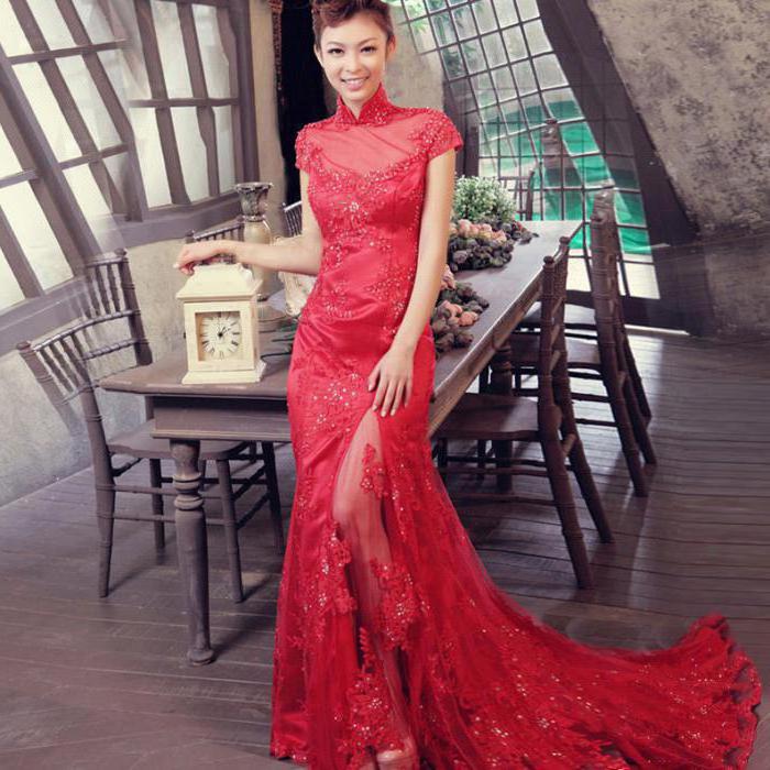 Sarkano mežģīņu kleita - skaistums un šarmu