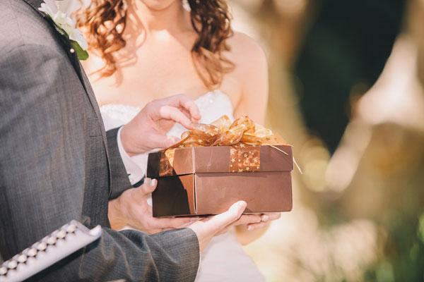 Kā padarīt naudas dāvanu kāzām ar savām rokām?